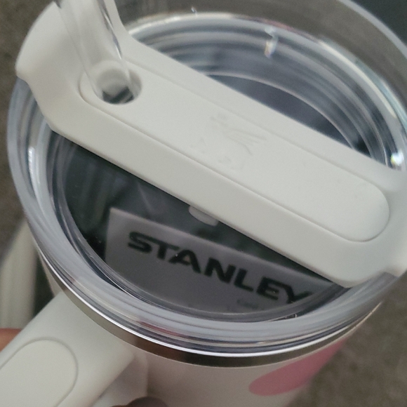 Stanley Frost Heart Gradient Tumbler - Cream and Pink Valentine's Day - Picture 7 of 8